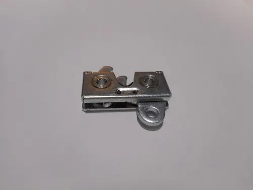 Metallischer Latch in Silber, mit zwei Befestigungslöchern und einem Hebelmechanismus, gebräuchlich in Anwendungen wie der Remeha Produktmontage.
